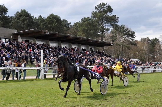 Une course de trot devant un public nombreux